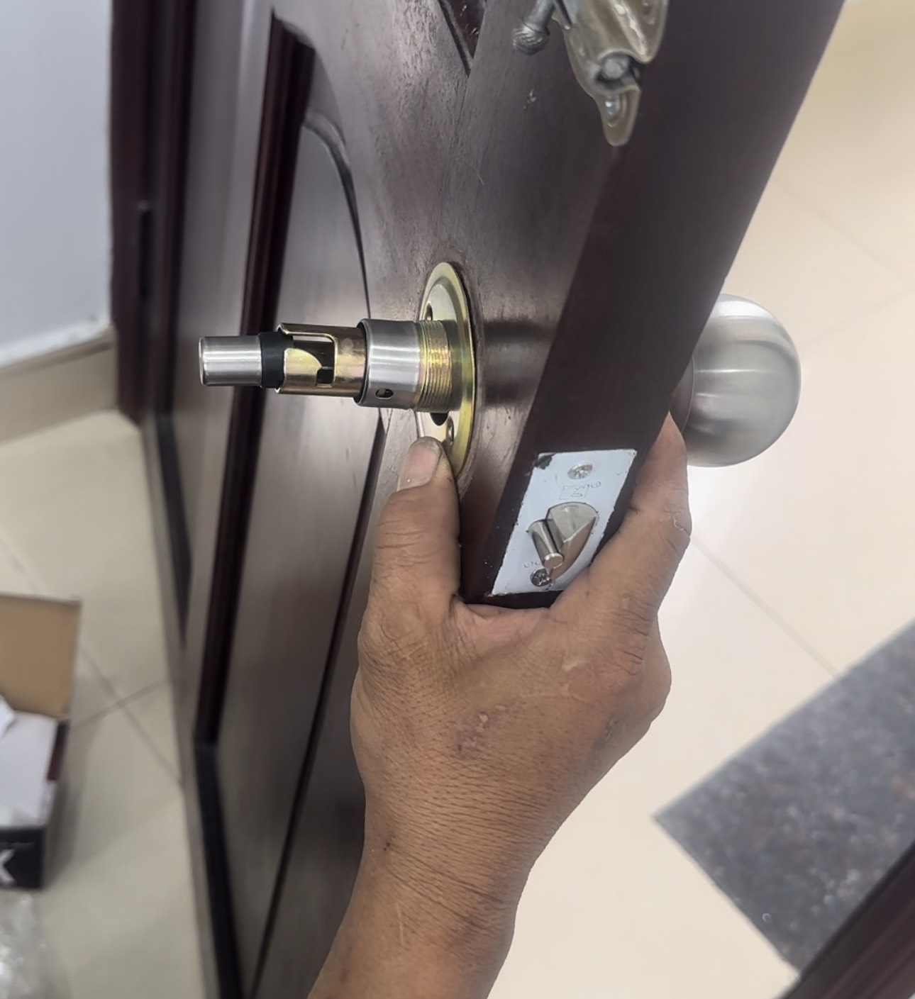 Lắp & thay khóa tay nắm cửa gỗ