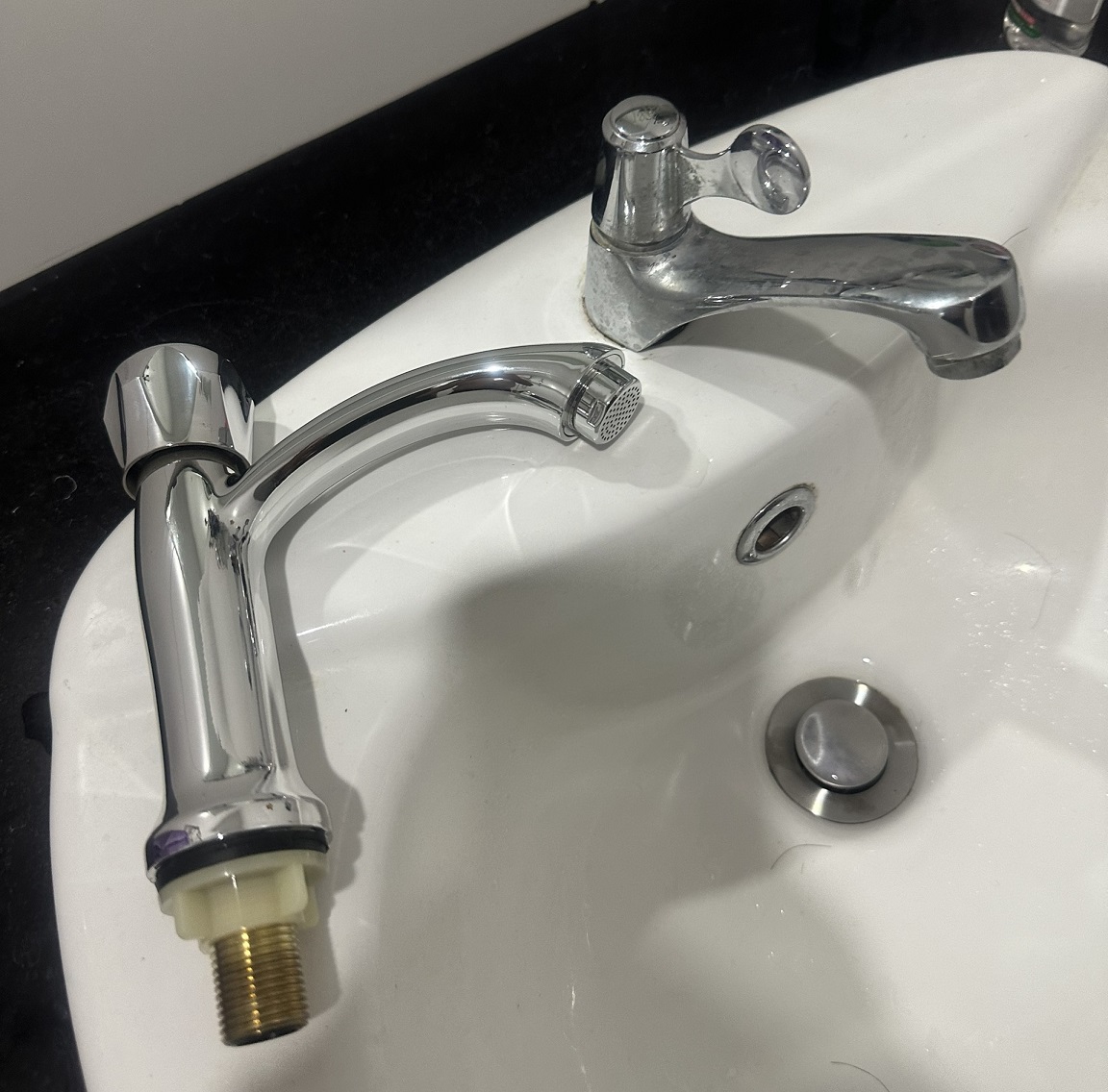 Thay vòi xả Lavabo